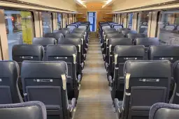 Puste siedzenia w wagonie pociągu IC. Gdzie jest pociąg IC? Właśnie tutaj, w tym nowoczesnym wnętrzu.