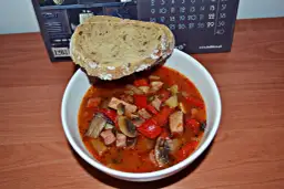 Jak zrobić idealną zupę gulaszową? Krok po kroku do sukcesu!