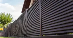 Płot w granicy: Jak budować zgodnie z prawem i bez kłótni?