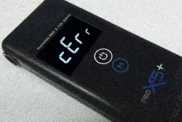 Cyfrowy alkomat PRO X5+ z wyświetlaczem "Err" sugeruje potrzebę resetu.