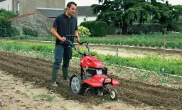 Glebogryzarka z napędem czy bez - co wybrać dla swojego ogrodu?