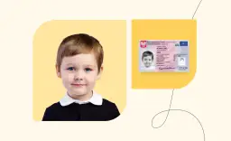 Uroczy chłopiec z niebieskimi oczami i polski dowód osobisty. Dowiedz się, ile czeka się na dowód osobisty dla dziecka.