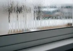 Dlaczego jest wilgoć na oknach i jak skutecznie ją usunąć