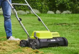 Wertykulacja trawnika: Kiedy i jak, by uniknąć błędów i zniszczeń?