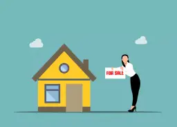 Kobieta z tabliczką "FOR SALE" przy żółtym domu. Ilustracja symbolizuje sprzedaż mieszkania przed upływem 5 lat a zakup nowego.