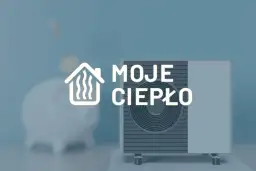 Symbol domu z falami ciepła i napis "MOJE CIEPŁO" obok pompy ciepła i skarbonki.