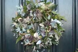 Co oznacza wianek na drzwiach? Odkryj jego głębokie znaczenie