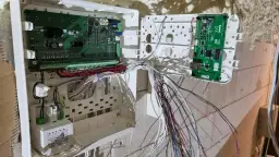 Centrala alarmowa Sateł Integra z modułem ETHM-1 Plus. Wiele przewodów, transformator. Jak wyłączyć alarm w domu? To skomplikowane.