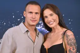 Mateusz Świerczyński z Love Island i jego partnerka uśmiechają się do zdjęcia.