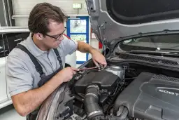 Jak sprawdzić pompę wody w aucie? Objawy i domowa diagnostyka