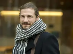 Jak prawidłowo zakładać szalik do płaszcza, aby wyglądać stylowo i modnie