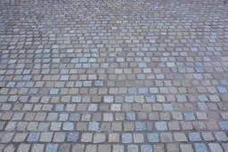 Podjazd beton czy kostka: co wybrać, aby uniknąć problemów?