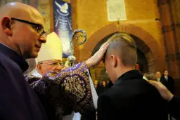 Jakie są imiona do bierzmowania? Odkryj znaczenie i patronów imion