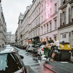 Która dzielnica Paryża jest niebezpieczna? Unikaj tych miejsc!