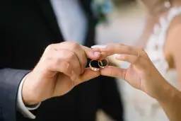 Obrączka w Polsce: Na której ręce? Tradycja, historia i zasady