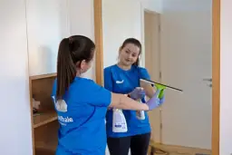 Jak powiesić lustro z ramą? Bezpieczny montaż krok po kroku