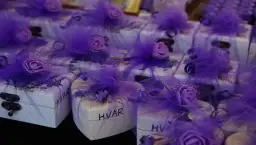 Pudełka z lawendą z Hvaru, idealne pamiątki z Chorwacji. Fioletowe różyczki i tiul dodają im uroku.