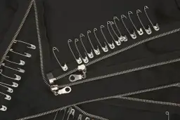 Co oznacza agrafka na ubraniu? Znajdź jej ukryte znaczenie