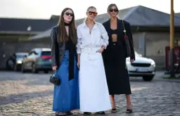 Trzy kobiety prezentują, jakie spódnice są teraz modne: dżinsowa maxi, biała maxi i czarna maxi.