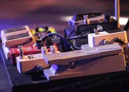 Jak podłączyć pętlę efektów w wzmacniaczu, aby uniknąć problemów z brzmieniem