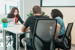 Prawniczka omawia z parą, ile adwokat bierze za sprawę o alimenty.