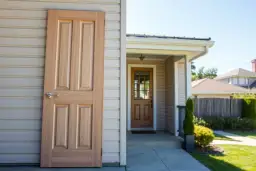 Przeróbka drzwi balkonowych na wejściowe: czy warto?