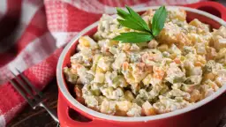 Co zrobić z sałatki jarzynowej? 5 kreatywnych przepisów na dania