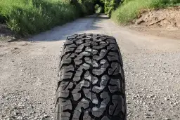 Jakie opony do SUV 4x4 wybrać, by uniknąć niebezpieczeństw na drodze?