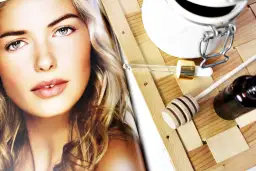 Odkryj, czym posmarować pryszcza! Na zdjęciu twarz modelki i akcesoria do pielęgnacji: pipetka z serum, miodek i buteleczka.