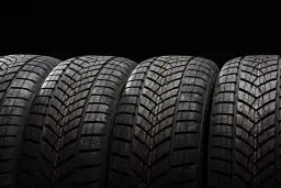 Opony wielosezonowe 2026: Czy to idealny wybór dla Ciebie?