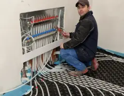 Ogrzewanie podłogowe – komfort, oszczędność i równomierne ciepło w domu