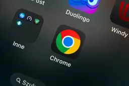 Ikona aplikacji Chrome na ekranie telefonu Xiaomi.