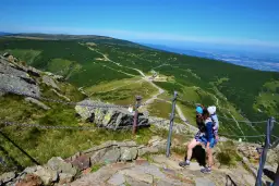 Jakim szlakiem z dzieckiem na Śnieżkę - łatwe trasy i porady dla rodzin