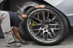 Jak założyć oponę na felgę samodzielnie: wszystko co musisz wiedzieć