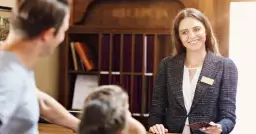 Ile godzin pracuje recepcjonistka w hotelu? Oto zaskakujące fakty