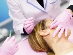 Nici rewitalizujące pod oczy: efekty, bezpieczeństwo i przeciwwskazania