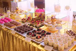 Ile naprawdę kosztuje słodki stół na wesele? Sprawdź ceny i oszczędności