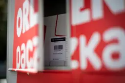 Czerwony punkt ORLEN Paczka z widoczną etykietą nadania.