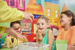 Eksperymenty dla dzieci z wodą i solą, które zachwycą każdego malucha