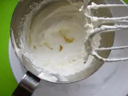 Chłodzenie śmietany w zamrażarce: Ile minut dla puszystej piany?