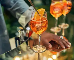 Aperol Spritz drink - przepis na idealny letni koktajl, który zachwyca