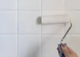 Odśwież kafelki w weekend! Jak pomalować płytki krok po kroku