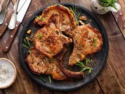 Schabowe na grillu: sekrety idealnej marynaty i soczystego mięsa