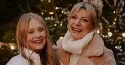 Magda Narożna z córką Gabrielą na tle choinki.