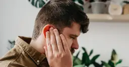 Ból ucha? Szybka ulga w domu i kiedy pilnie do lekarza!