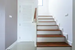 Schody drewniane czy murowane: co wybrać, aby uniknąć kosztów?