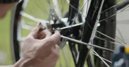 Jak odkręcić koło w rowerze: proste kroki, aby uniknąć problemów