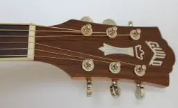 Jak zakładać struny do gitary akustycznej bez błędów i stresu