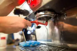 Jak myć ekspres do kawy, by uniknąć pleśni i poprawić smak kawy