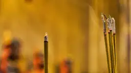 Czy kadzidełka to grzech? Odkryj kontrowersje i zasady użycia